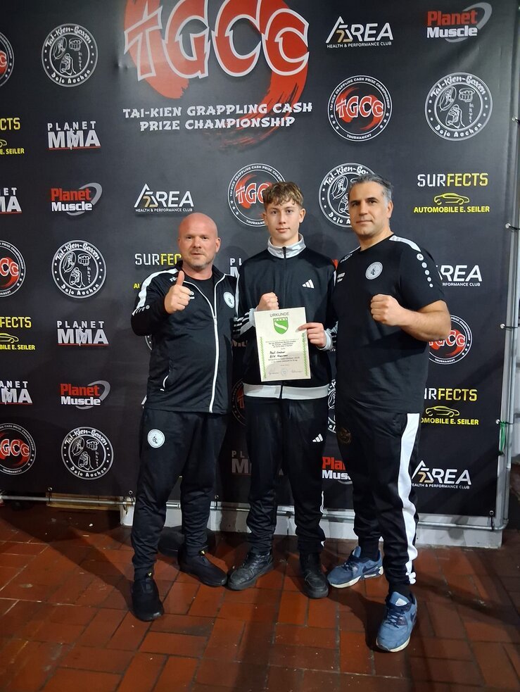 Wettkampf beim Tai-Kien Grappling Cash Prize Championship in Aachen — Trainer Ingo Cremer, Ali Atabey und Kämpfer Paul mit Urkunde